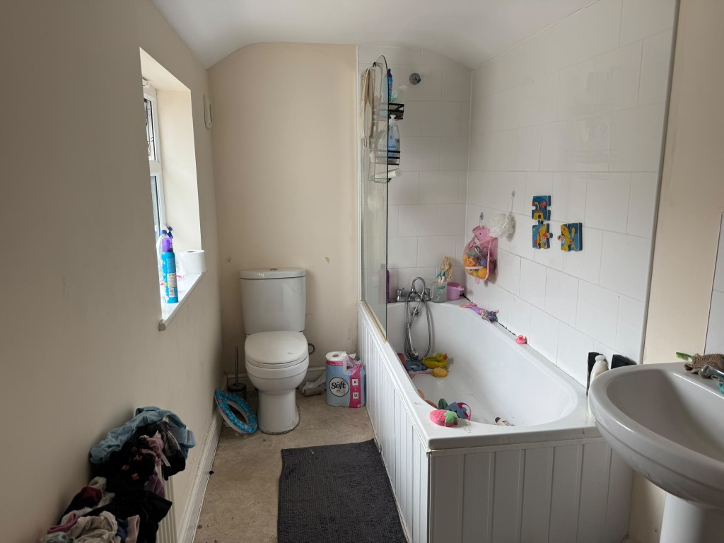 Lot: 175 - TWO-BEDROOM MID-TERRACE HOUSE FOR INVESTMENT - Bathroom with painted walls and white suite